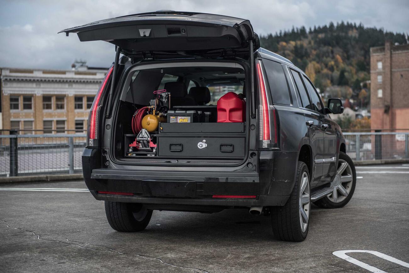 SUVseries_BaseLine_Custom_2017_Cadillac_Escalade_Roadside4.jpg Thumbnail